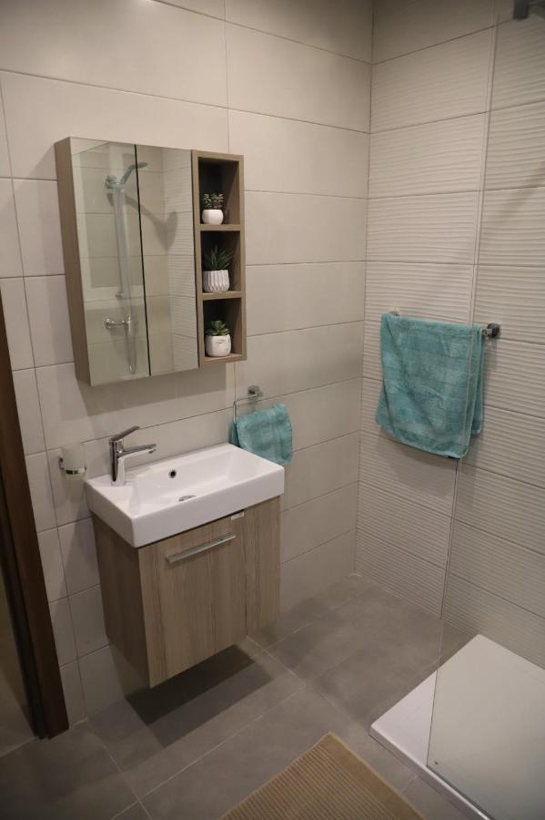 Comfort And Convenience Flat 4 Dad'S Court セント・ポールズ・ベイ エクステリア 写真