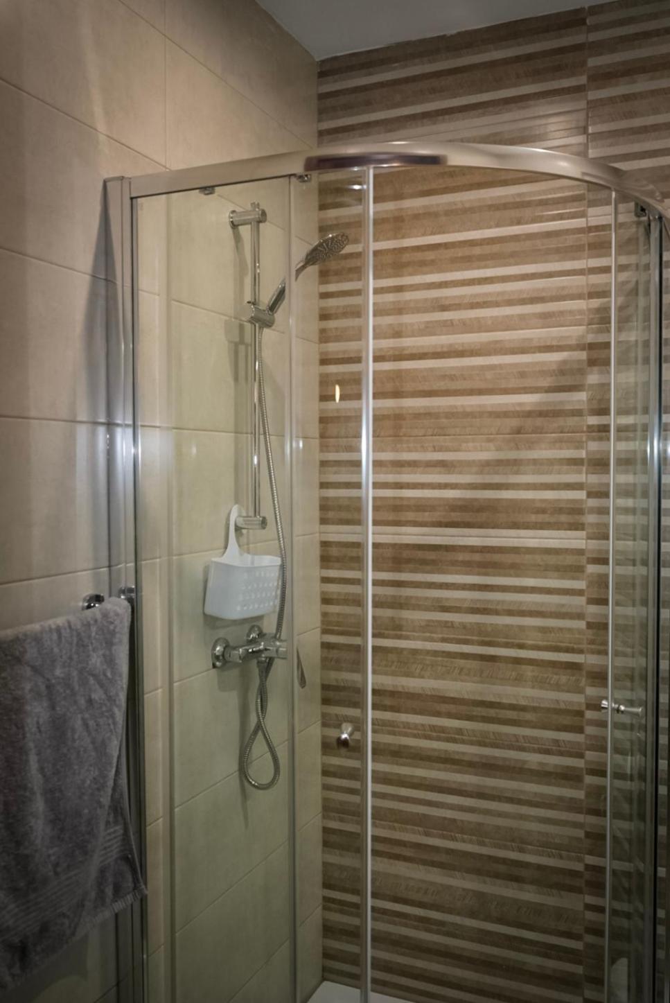 Comfort And Convenience Flat 4 Dad'S Court セント・ポールズ・ベイ エクステリア 写真